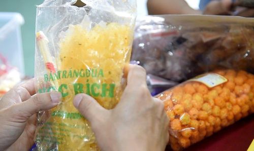 Nhiều loại thực phẩm ăn sẵn không rõ nguồn gốc.