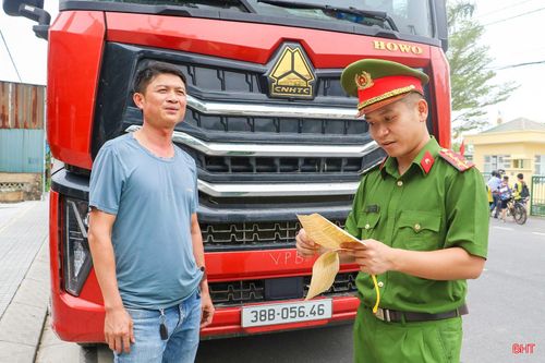 Lực lượng công an xã Cẩm Bình tập trung kiểm tra điều kiện kinh doanh vận tải của các phương tiện thuộc quản lý của địa bàn với nội dung như: chuyển đổi biển số nền vàng; đối chiếu hồ sơ, xác định chủ phương tiện - người điều khiển...
