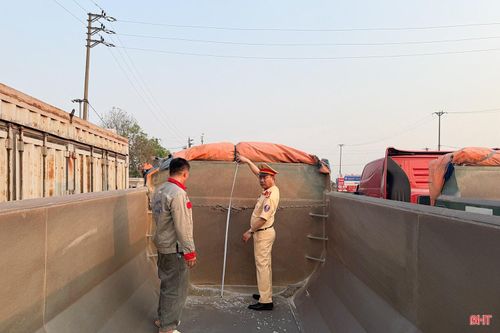 Quy trình kiểm tra được thực hiện chặt chẽ, trọng tâm là phát hiện vi phạm về kết cấu phương tiện như: cơi nới thành thùng, tự ý thay đổi thiết kế, còi, đèn sai quy định; sử dụng biển số không đúng; xe hết niên hạn vẫn lưu thông... Kết quả kiểm tra cho thấy, các phương tiện chấp hành quy định của pháp luật.