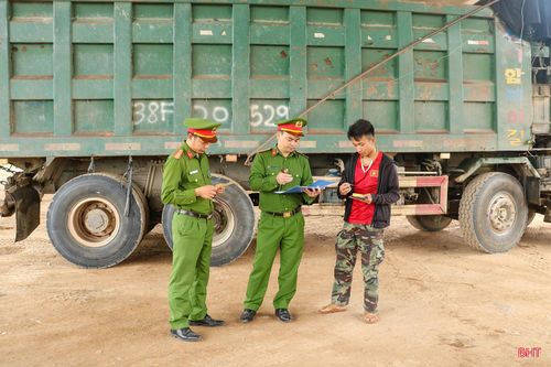  Anh Dương Công Toàn – lái xe (xã Toàn Lưu) cho biết: “Sau khi được lực lượng chức năng thông tin về đợt kiểm tra phương tiện, tôi đã tuân thủ chấp hành nhằm đảm bảo an toàn cho bản thân và những người tham gia giao thông khác". 