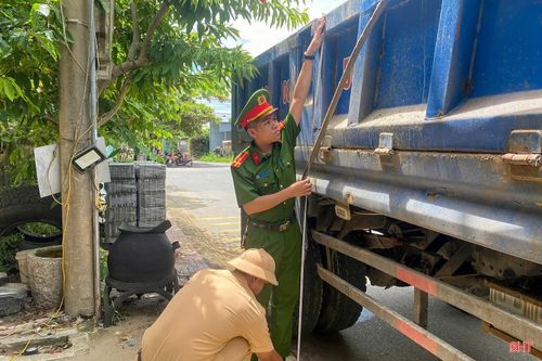 Với sự vào cuộc đồng bộ của lực lượng chức năng và sự hợp tác của người dân, doanh nghiệp, công tác quản lý phương tiện vận tải tại Hà Tĩnh đang từng bước đi vào nền nếp, góp phần xây dựng môi trường giao thông an toàn, bền vững.