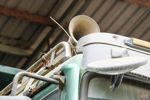  Lực lượng chức năng kiểm tra việc lắp còi của 1 số xe tải. 