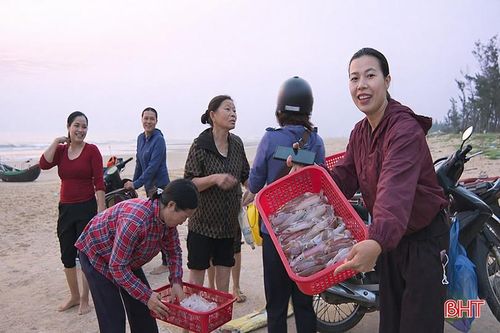 Bến thuyền thôn Nam Hải (xã Thạch Khê) rộn ràng mỗi sớm mai.
