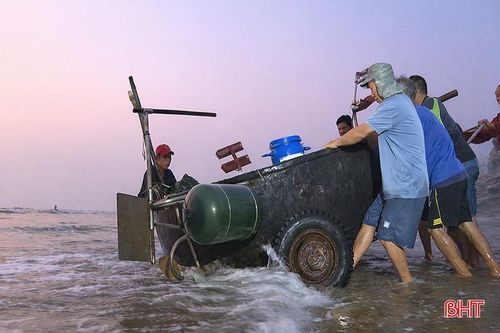 Mỗi chuyến đi biển gần bờ của ngư dân thường kéo dài từ 17 giờ chiều hôm trước đến 5 giờ sáng hôm sau.
