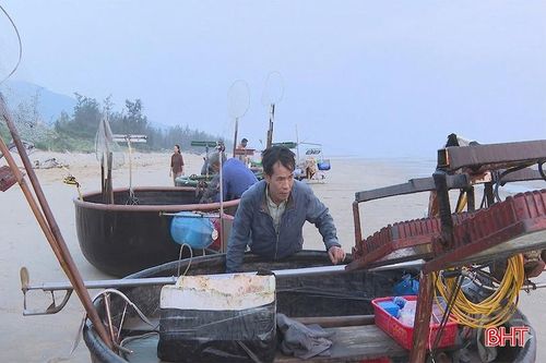 Ông Nguyễn Văn Minh cẩn thận kiểm tra các bộ phận của thuyền thúng sau mỗi hành trình.