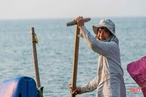 Ngư dân thôn Bắc Hải (xã Thạch Khê) xuất bến tại khu vực eo Lói.