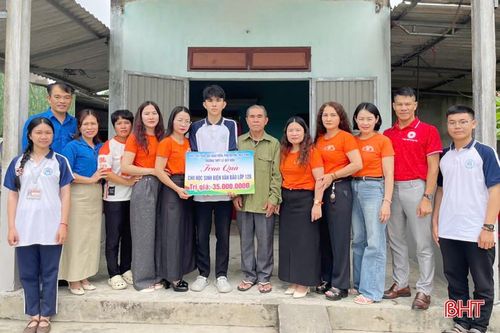 CLB Hiến máu tình nguyện Trường THPT Lê Quý Đôn tặng quà cho học sinh có hoàn cảnh khó khăn.