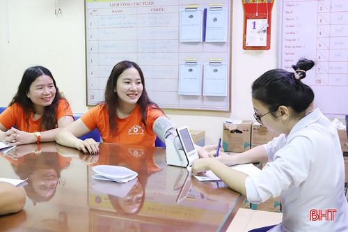  Các thành viên CLB Hiến máu tình nguyện Trường THPT Lê Quý Đôn tích cực tham gia hiến máu tình nguyện. 