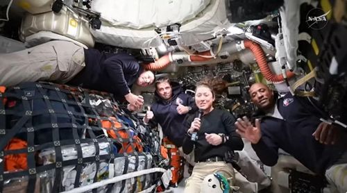 Các phi hành gia sứ mệnh Artemis II - gồm Jeremy Hansen, Reid Wiseman, Christina Koch và Victor Glover trả lời câu hỏi của phóng viên trong sự kiện truyền tín hiệu đầu tiên của sứ mệnh. Ảnh: NASA