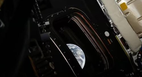 Bức ảnh do NASA cung cấp cho thấy hình ảnh Trái Đất được truyền về từ tàu, do phi hành gia NASA kiêm chỉ huy Artemis II Reid Wiseman chụp bên trong khoang tàu Orion ngày 3/4. Ảnh: NASA