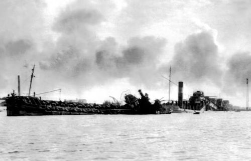 Những con tàu bị đánh chìm chặn một đầu kênh đào Suez năm 1956, gây ra sự phản đối và xung đột quốc tế. Ảnh: Getty Images