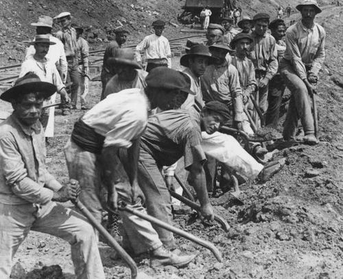 Việc xây dựng kênh đào Panama đòi hỏi lao động chân tay cực nhọc. Ảnh: Getty Images