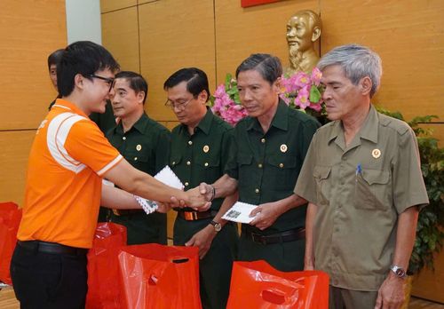 Đại diện ban tổ chức trao quà cho các cựu chiến binh phường Đông Hưng Thuận.