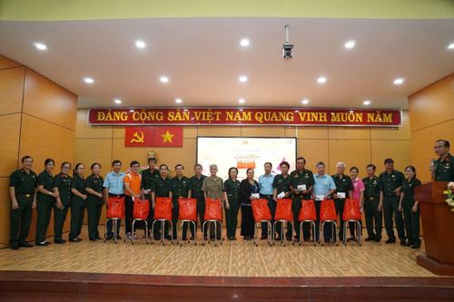 Những phần quà ý nghĩa được trao tận tay các cựu chiến binh tại TP Hồ Chí Minh.