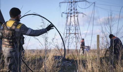 Việc nhập khẩu điện của Ukraine giảm mạnh báo hiệu hệ thống năng lượng đang dần phục hồi. Ảnh: RFE/RL