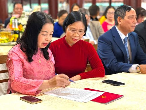 Bà Lưu Thị Liên (bên trái), trú tại phường Ngô Quyền, thành phố Hải Phòng