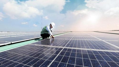 Nhiều doanh nghiệp lắp đặt hệ thống điện mặt trời mái nhà nhằm tiết kiệm chi phí sử dụng điện. Ảnh minh họa