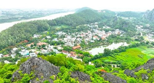 Làng cổ Đông Sơn nhìn ra phía sông Mã.
