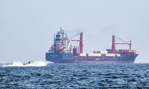 Tàu hàng ở eo biển Hormuz.
