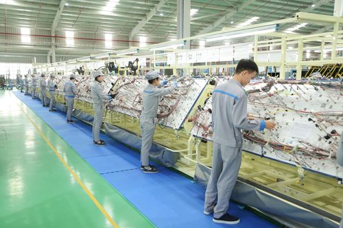 Hoạt động sản xuất tại Nhà máy sản xuất thiết bị điện ô tô của Tập đoàn Trường Hải (THACO). Ảnh: MAI QUẾ