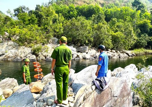 Lực lượng chức năng phường Hải Vân giăng phao, cắm biển cảnh báo, khuyến cáo người dân không được tắm suối tại Vũng Bột. Ảnh: N.Q