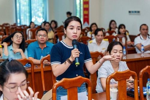 Các hộ kinh doanh nêu câu hỏi về cách kê khai thuế theo quy định mới tại hội nghị và được cán bộ thuế Đà Nẵng trực tiếp giải đáp, tháo gỡ vướng mắc. Ảnh: Hoài Phong