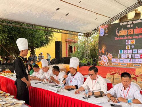 Các đội thi thuyết trình và trả lời câu hỏi của ban giám khảo về phần dự thi. Ảnh: NGỌC HÀ