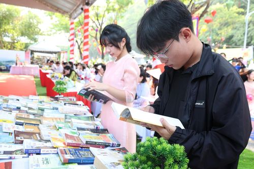 Không gian trưng bày thu hút nhiều bạn trẻ. Ảnh: NGỌC HÀ
