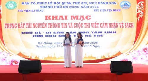 Học sinh THPT trình bày cảm nhận về sách với chủ đề Di sản văn hóa tâm linh qua góc nhìn thế hệ trẻ. Ảnh: NGỌC HÀ