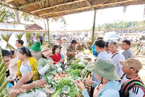 Mọi người cùng tham dự liên hoan với các món ăn truyền thống, đặc biệt là cá nướng tại Lễ hội Phá bàu.