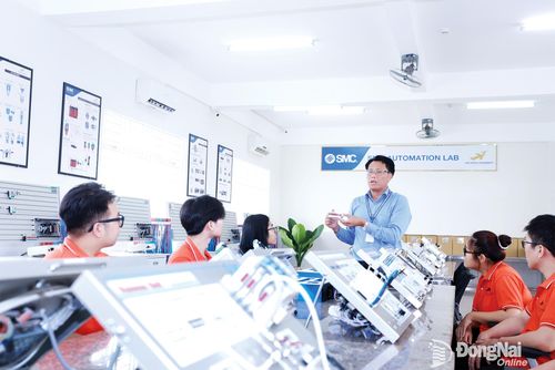Sinh viên Trường đại học Lạc Hồng được thực hành phòng chuyên sâu về thiết bị khí nén do Tập đoàn SMC Nhật Bản tài trợ. Ảnh: Công Nghĩa