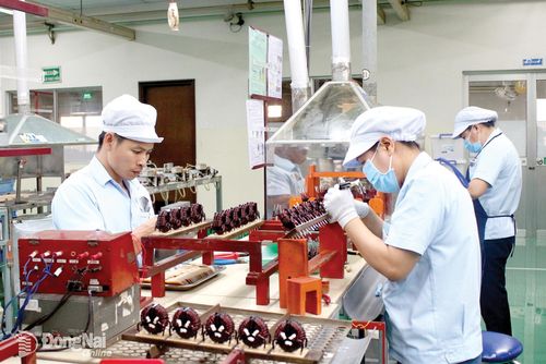 Công ty TNHH Tokin Electronics Việt Nam (phường Long Bình, tỉnh Đồng Nai) trong giờ sản xuất. Ảnh: Nguyễn Hòa