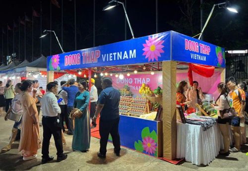 Gian hàng của tỉnh Đồng Tháp thu hút khách tham quan, mua sắm,