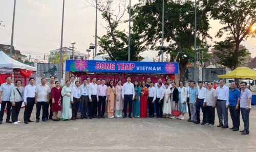 Đoàn công tác tỉnh Đồng Tháp và các doanh nghiệp tại Hội chợ.