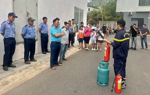  Lực lượng Cảnh sát phòng cháy chữa cháy và cứu nạn cứu hộ (Công an tỉnh) hướng dẫn lực lượng chữa cháy ở cơ sở sử dụng thiết bị chữa cháy. Ảnh: K.A 
