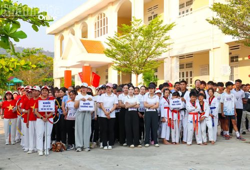 Người già, trẻ em, học sinh, giáo viên tham gia đại hội.