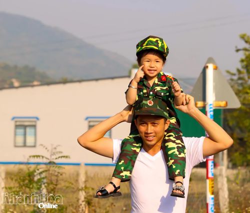 2 bố con cùng tham gia ngày hội.