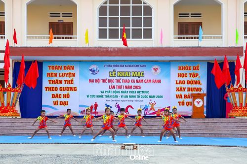 Các em học sinh mầm non khai mạc với bài múa nhịp điệu.