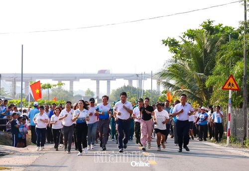 Sôi nổi Ngày chạy Olympic vì sức khỏe toàn dân - Vì an ninh Tổ quốc.
