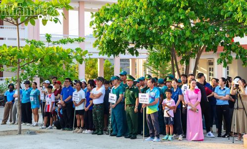 Đông đảo tầng lớp Nhân dân, cán bộ, chiến sĩ tham gia ngày hội thể thao.