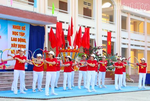Hội Người cao tuổi uyển chuyển trong điệu múa vòng.