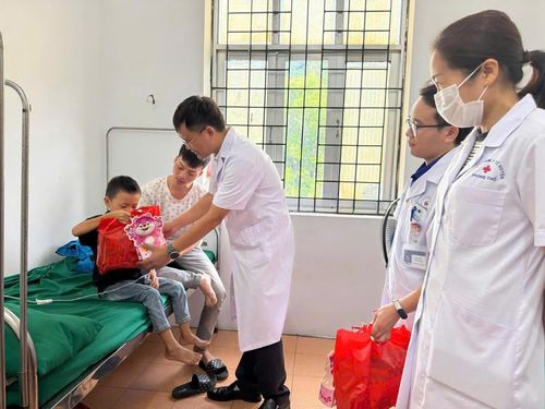 Các y, bác sĩ Bệnh viện Đa khoa Phong Thổ động viên, thăm hỏi, tặng quà cho bệnh nhân.