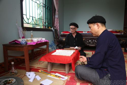 Thầy Bụt và thầy Tào thực hiện nghi lễ cúng.