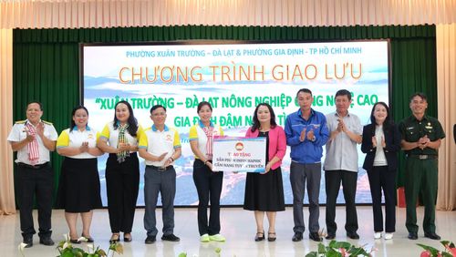 Phường Gia Định tặng cẩm nang tuyên truyền "Mặt trận số" cho phường Xuân Trường - Đà Lạt