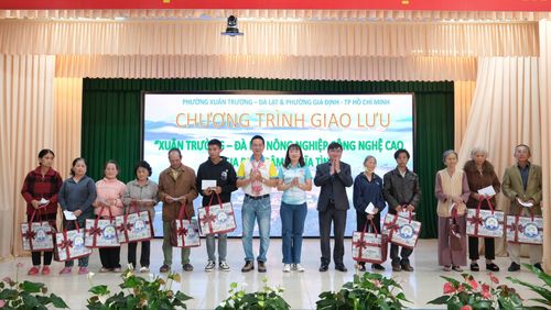 100 phần quà được phường Gia Định trao tặng cho người dân có hoàn cảnh khó khăn tại phường Xuân Trường - Đà Lạt