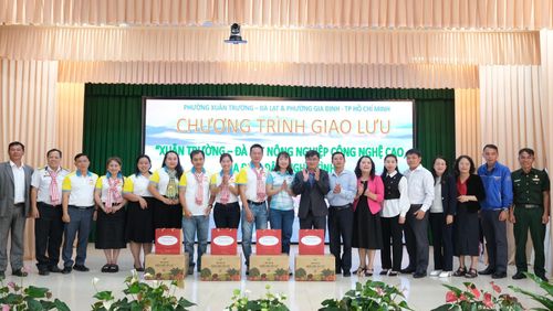 Phường Xuân Trường - Đà Lạt tặng quà lưu niệm là các loại nông sản đặc trưng của địa phương cho phường Gia Định