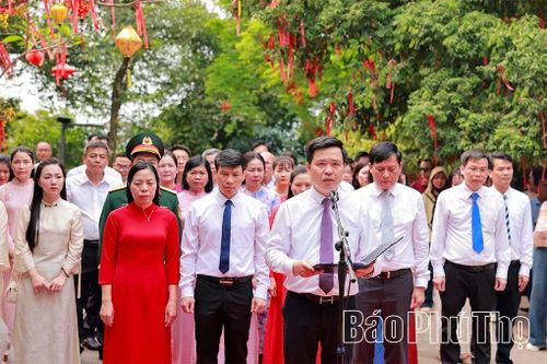 Đồng chí Bí thư Đảng ủy, Chủ tịch HĐND phường Hòa Bình Nguyễn Đức Dũng kính cáo các Vua Hùng thành quả phát triển kinh tế - xã hội của phường.