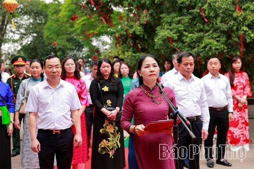Lãnh đạo phường Tân Hòa kính cáo các Vua Hùng về thành quả phát triển kinh tế - xã hội của địa phương.