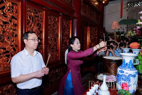 Lãnh đạo phường Tân Hòa dâng hương tưởng niệm các Vua Hùng tại Thượng cung.