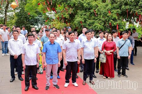 Đoàn đại biểu Đảng bộ, chính quyền và Nhân dân xã Thượng Cốc dâng hương tưởng niệm các Vua Hùng.